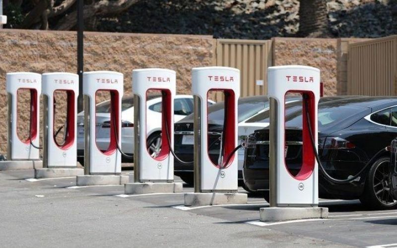Tesla kiếm được bao nhiêu tiền khi chia sẻ trạm sạc