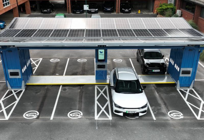 Trạm sạc xe điện chạy năng lượng mặt trời liên tục kín chỗ, công ty gọi vốn 'trong chớp mắt'