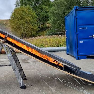 Cháy hệ thống PV sẽ trầm trọng hơn nếu khoảng cách giữa các tấm pin mặt trời và mái nhà quá hẹp