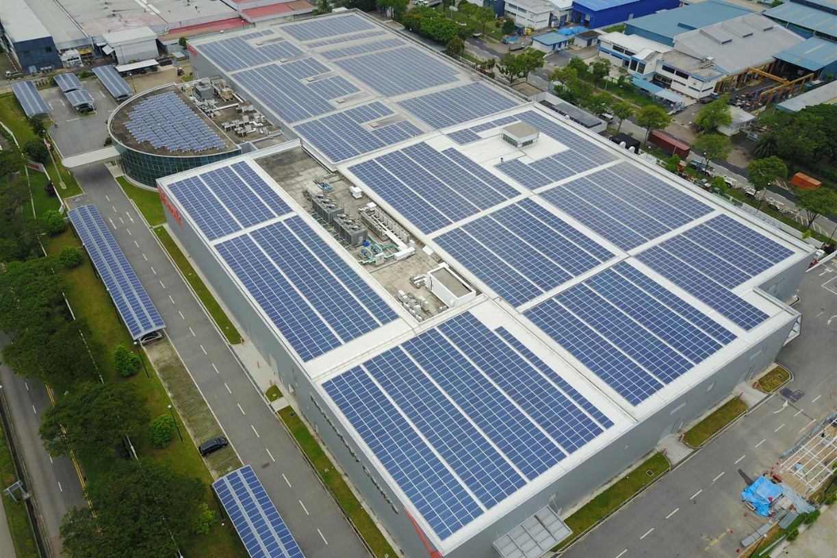 Hình ảnh mái xưởng được lắp đặt nhà máy điện mặt trời