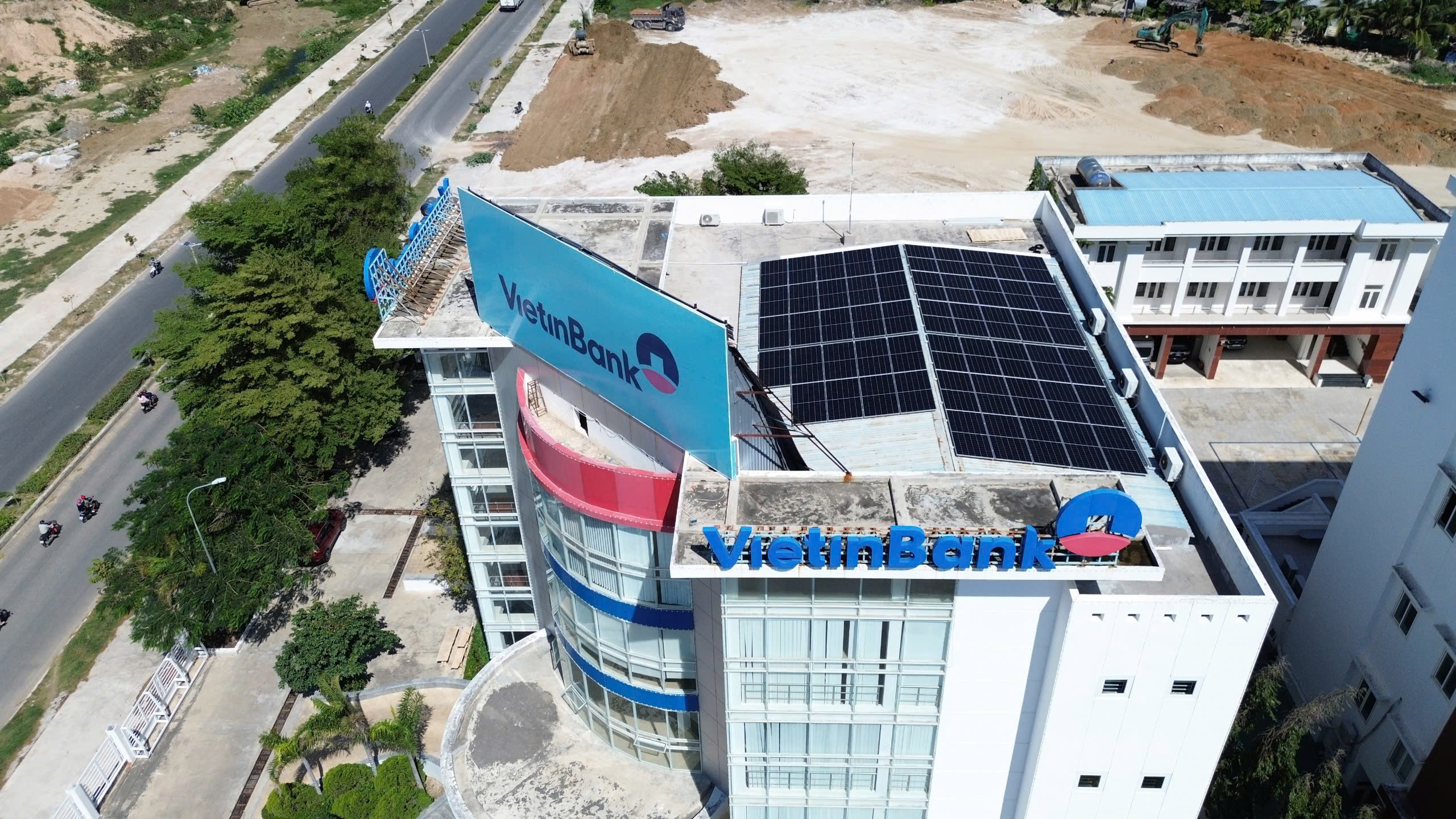 Lắp đặt điện năng lượng mặt trời hệ văn phòng gần 100kWp dự án VietinBank Ninh Thuận